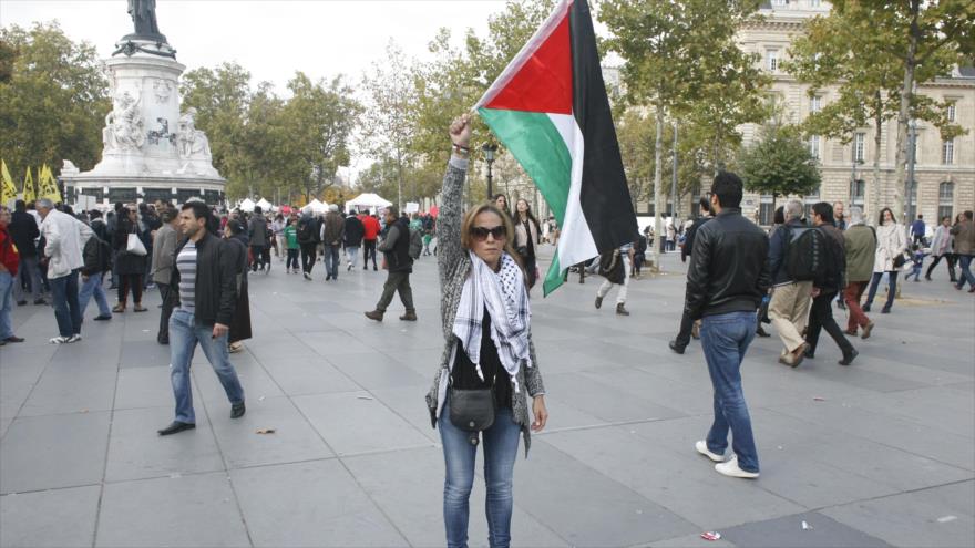 Manifestantes pro-Palestina se reúnen en la Plaza de República en el centro de París, capital francesa. 10 de octubre de 2015