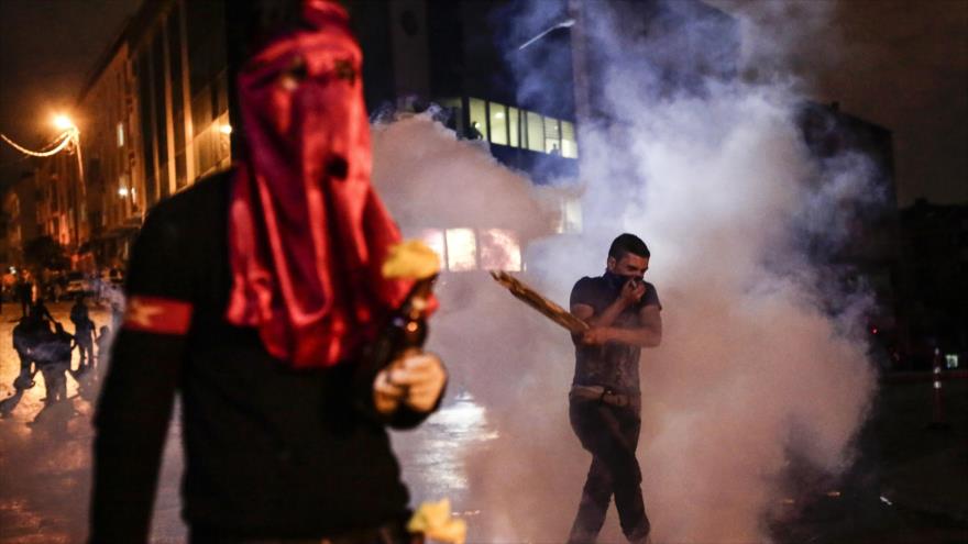 Manifestantes en medio de gases lacrimógenos lanzados por la Policía turca, 10 de octubre de 2015.