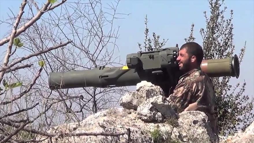 Un miliciano sirio dispara coherte TOW contra un tanque del Ejército sirio en Latakia, oeste de Siria.
