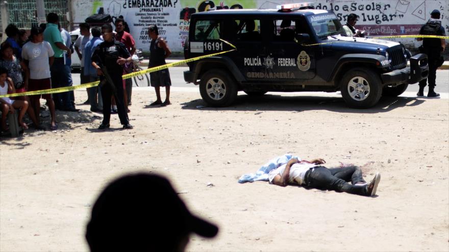 Efectivos de la Policía Federal de México llegan a escena de un crimen en Acapulco, en estado de Guerrero, 15 de abril de 2015.