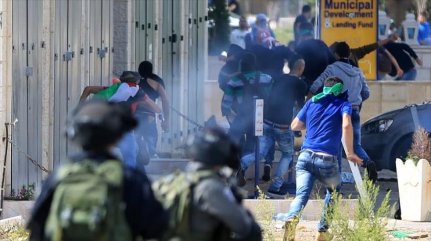 Soldados israelíes disparan contra los manifestantes palestinos en Cisjordania.