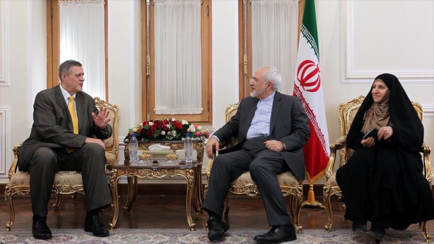 El canciller iraní, Mohamad Yavad Zarif (dcha.), reunido con el enviado especial de las Naciones Unidas para Irak, Jan Kubis, en Teherán. En la foto también se ve a la portavoz de la Cancillería persa, Marzie Afjam. 11 de octubre de 2015.