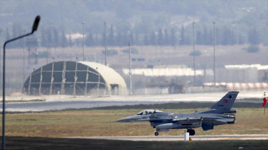 Un caza F-16 de la Fuerza Aérea turca en la Base Aérea de Incirlik.