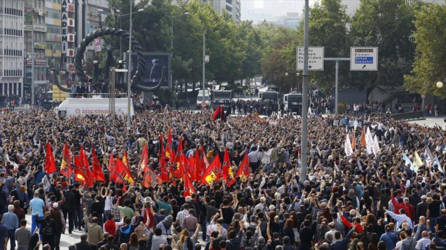 Miles de turcos acusan a Erdogan de tener vínculos con EIIL