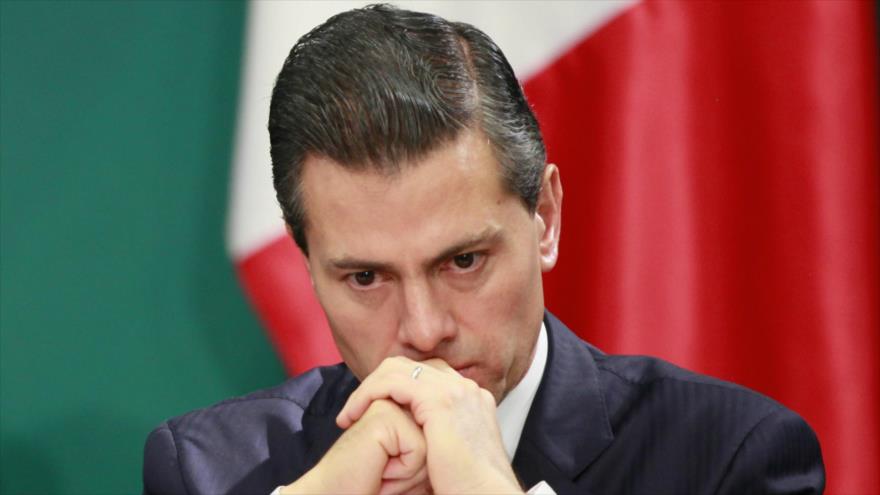 El presidente de México, Enrique Peña Nieto, se enfrenta a diversas crisis en el ámbito económico y social.