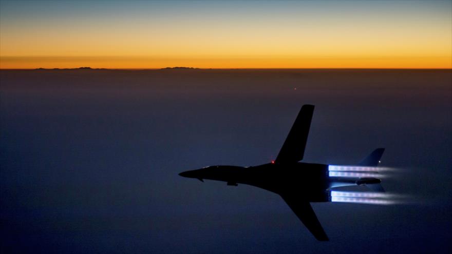 Un bombardero B-1B Lancer de la Fuerza Aérea de EE.UU. vuela en el norte de Irak tras realizar un ataque en Siria contra el EIIL.