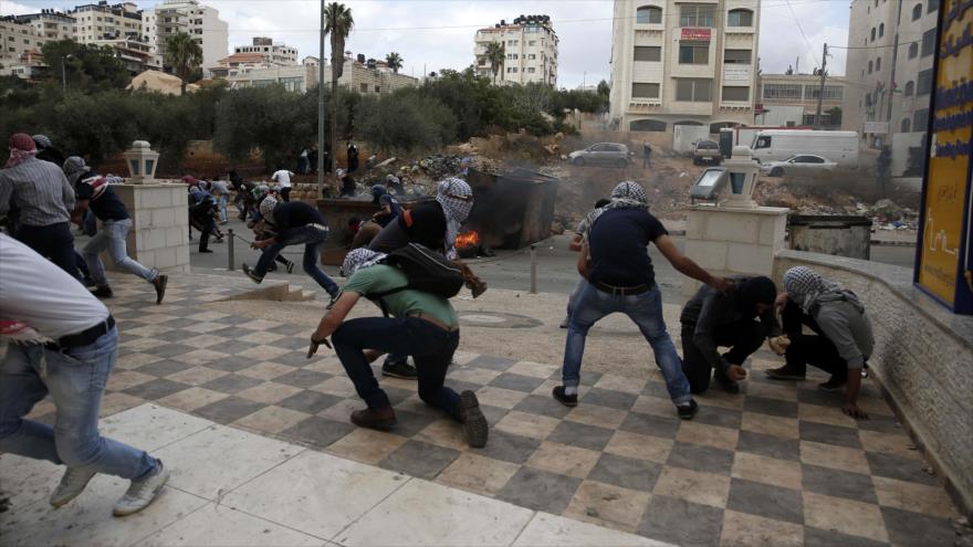 Manifestantes palestinos se enfrentan con soldados israelíes en Cisjordania.