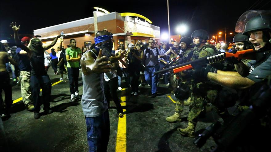 Agentes de policía dispersan a los manifestantes en Ferguson.