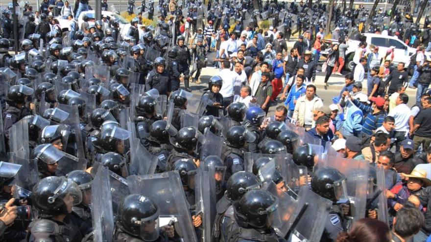 Cientos de maestros del estado mexicano de Oaxaca son replegados por la policía, miércoles 11 de febrero de 2015.