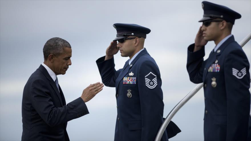 El presidente de Estados Unidos, Barack Obama, se sube a un avión de la Fuerza Aérea de su país en la ciudad de Eugene, en el estado de Oregón, 9 de octubre del 2015.