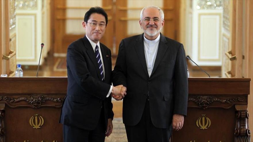 Canciller japonés, Fumio Kishida (izqrda.), y su par iraní, Mohamad Yavad Zarif (drcha.), estrechan la mano tras una conferencia de prensa en Teherán (capital de Irán). 12 de octubre de 2015.