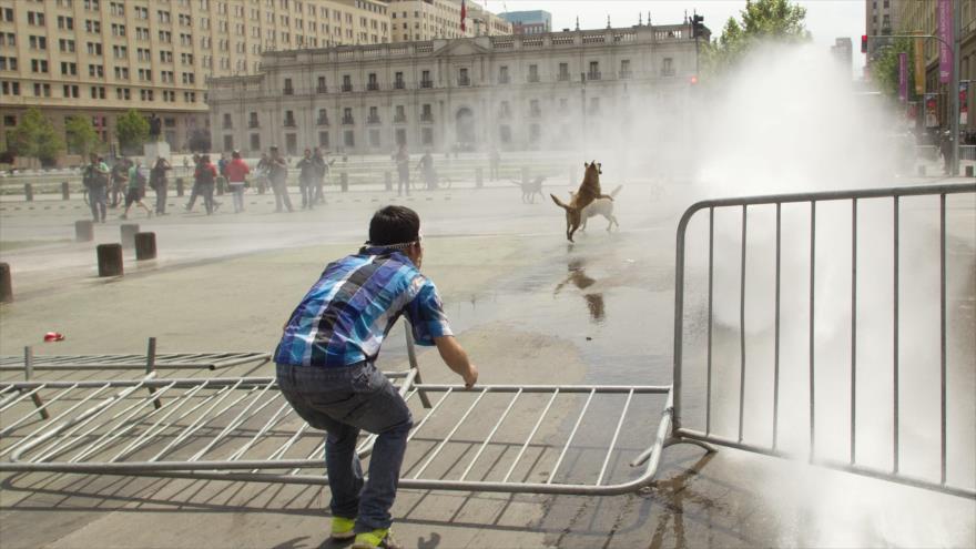 Policía de Chile usa cañones de agua contra un mapuche que denuncia las políticas del Gobierno. 12 de octubre de 2015