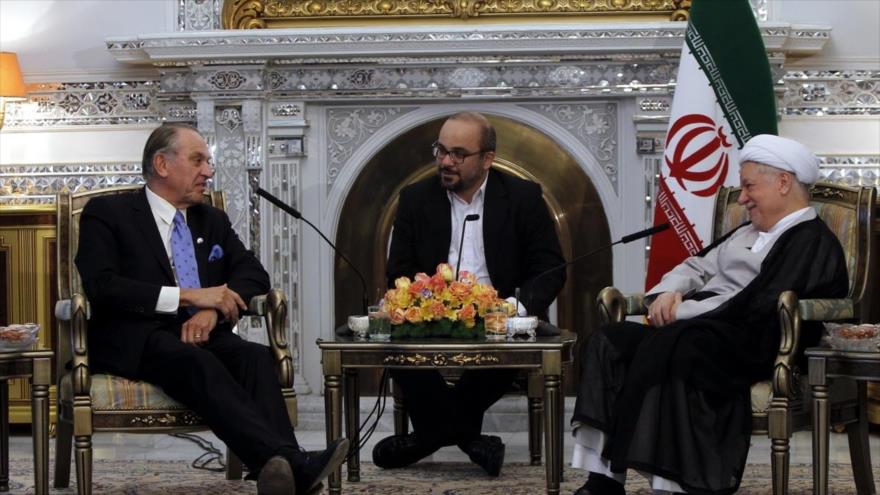 El presidente del Consejo del Discernimiento de Sistema de la República Islámica de Irán, Ali Akbar Hashemi Rafsanyani (d), reunido con el vicesecretario general de la ONU, Jan Eliasson (1º de la izda.) en Teherán, capital iraní. 13 de octubre de 2015