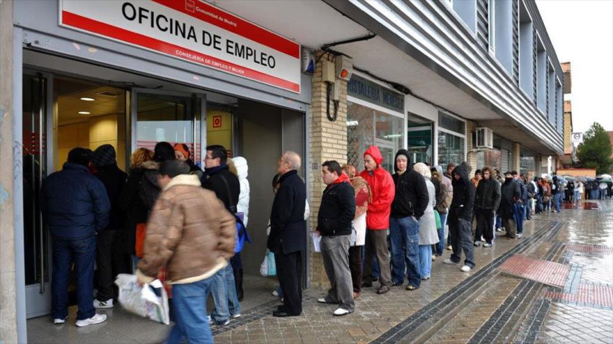 Españoles haciendo cola ante una oficina de empleo en Madrid, capital.