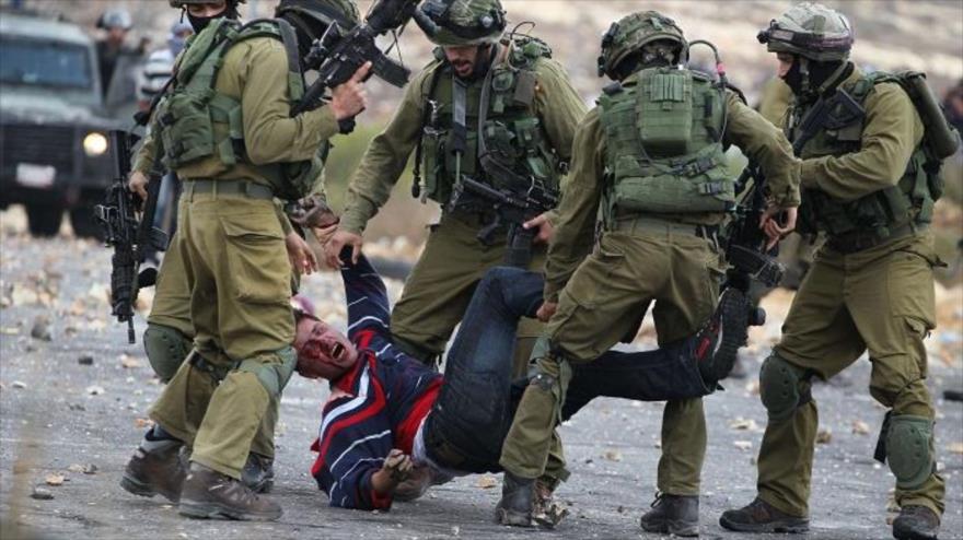 Los soldados del régimen israelí detienen a un palestino durante los enfrentamientos en las afueras de la ciudad Ramalá en la ocupada Cisjordania.7 de octubre 2015.