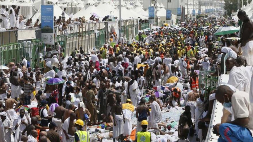 Peregrinos musulmanes en lugar de la estampida de Mina (Arabia Saudí), alado de las víctimas mortales. 24 de septiembre 2015.