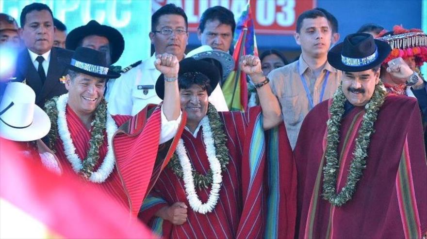 El presidente de Bolivia Evo Moarles, (centro) con sus homólogos de Ecuador, Rafael Correa (Izq) y Venezuela Nicolás Maduro (Dcha), en la clausura de la II Conferencia Mundial de los Pueblos sobre el Cambio Climático (CMPCC), en la ciudad boliviana de Tiquipaya.12 octubre 2015
