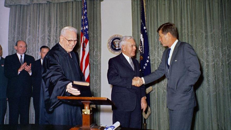 El exdirector de la Agencia Central de Inteligencia (CIA), John McCone (centro), en la ceremonia de su juramentación junto al expresidente John F. Kennedy (dcha.), el 29 de noviembre de 1961.