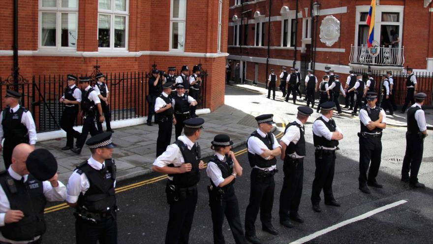 Agentes de Scotland Yard vigilan la embajada de Ecuador en Londres.