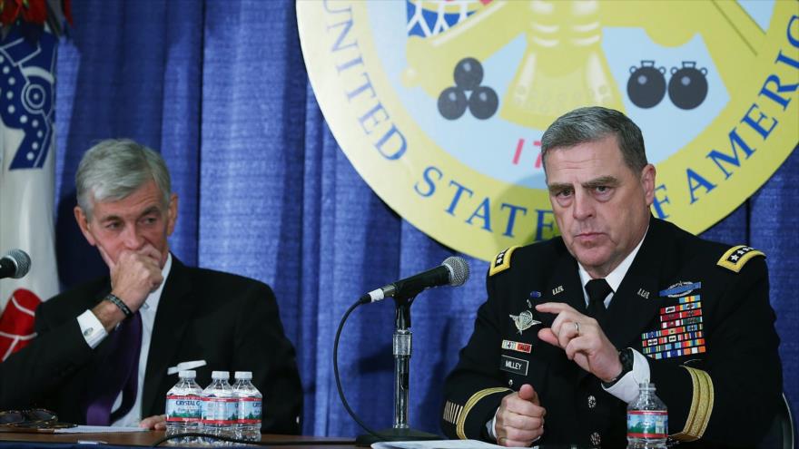 El secretario del Ejército estadounidense, John McHugh (izqda.), y el jefe de Estado Mayor del Ejército, el general Mark Milley, en una conferencia de prensa, 12 de octubre de 2015.