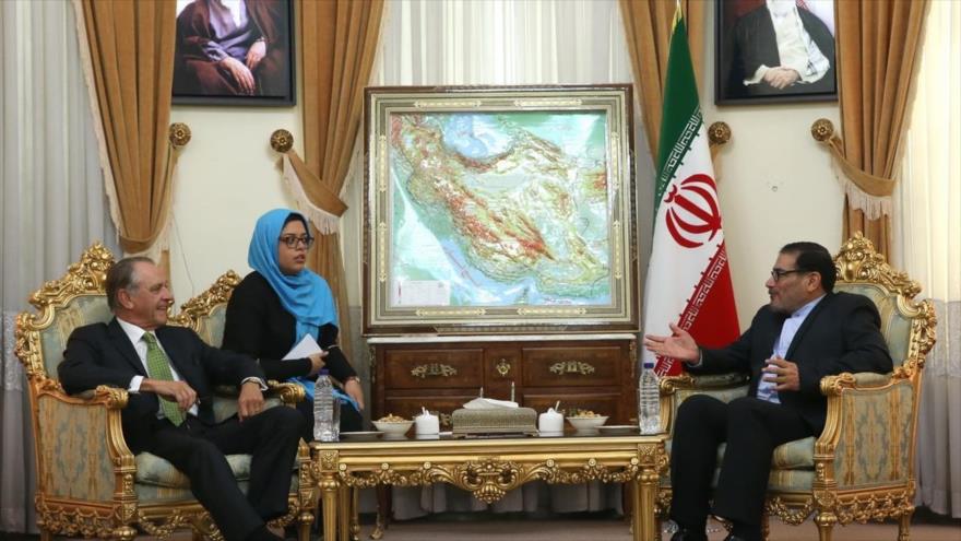 El secretario del Consejo Supremo de Seguridad Nacional de Irán, Ali Shamjani, se reúne con el vicesecretario general de la Organización de las Naciones Unidas (ONU), Jan Eliasson, en Teherán.