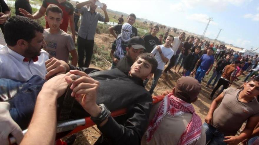 Civiles trasladan a un palestino herido por balas de las fuerzas israelíes en la Franja de Gaza.
