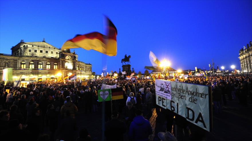 Partidarios de PEGIDA toman las calles de Dresde para protestar contra la política migratoria de Angela Merkel. 12 de octubre de 2015