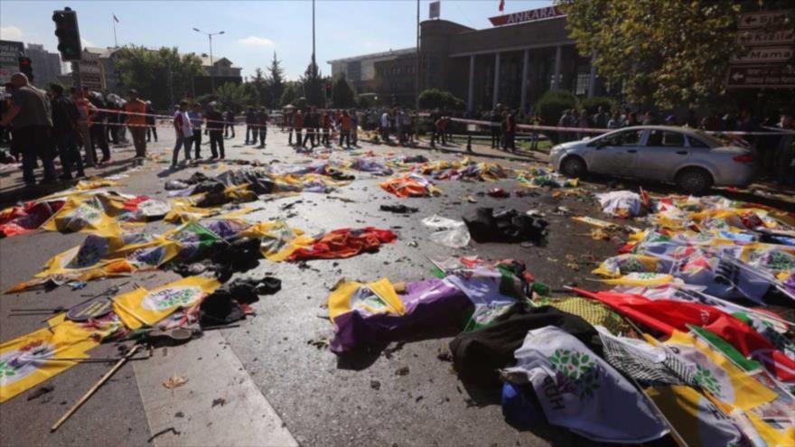 Cuerpos de víctimas de las explosiones registradas en Ankara, capital de Turquía.