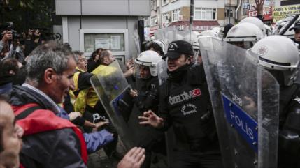 Policía turca reprime manifestación por víctimas de atentados