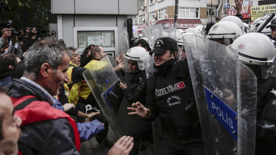 Las fuerzas policiales reprimen a manifestantes turcos en honor a las víctimas de los recientes atentados en Ankara, capital de Turquía. 13 de octubre de 2015