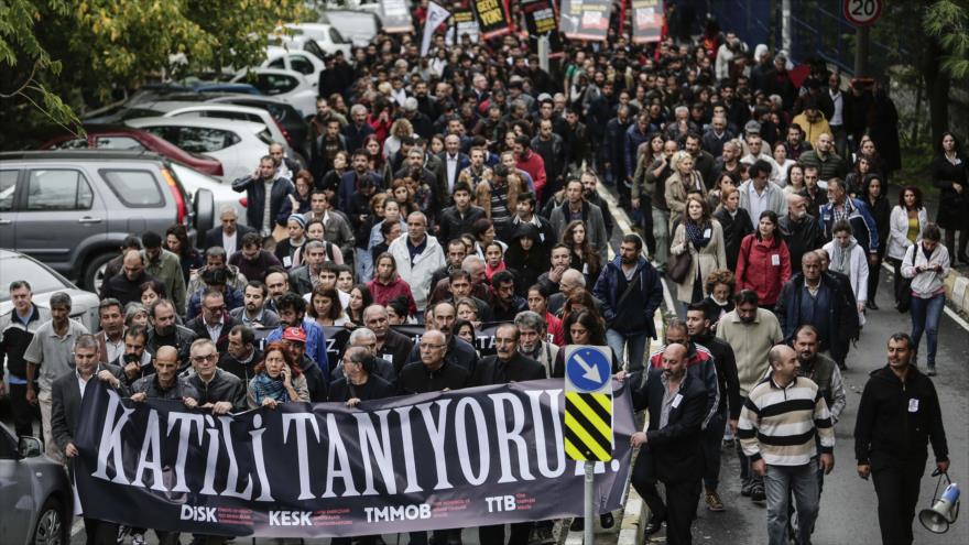Los manifestantes turcos portan una pancarta que dice “Conocemos al asesino” durante una manifestación por las víctimas de los recientes atentados en Ankara. 13 de octubre de 2015