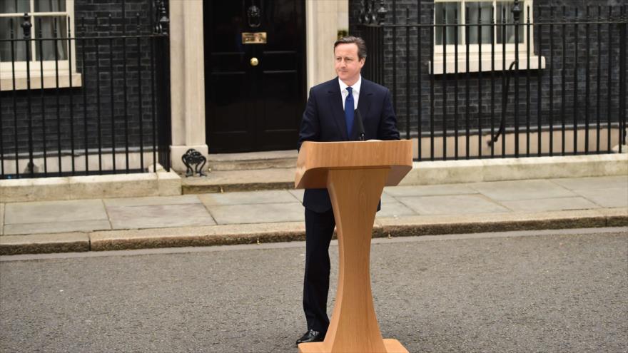 David Cameron, el primer ministro del Reino Unido, frente al edificio de Downing Street. 