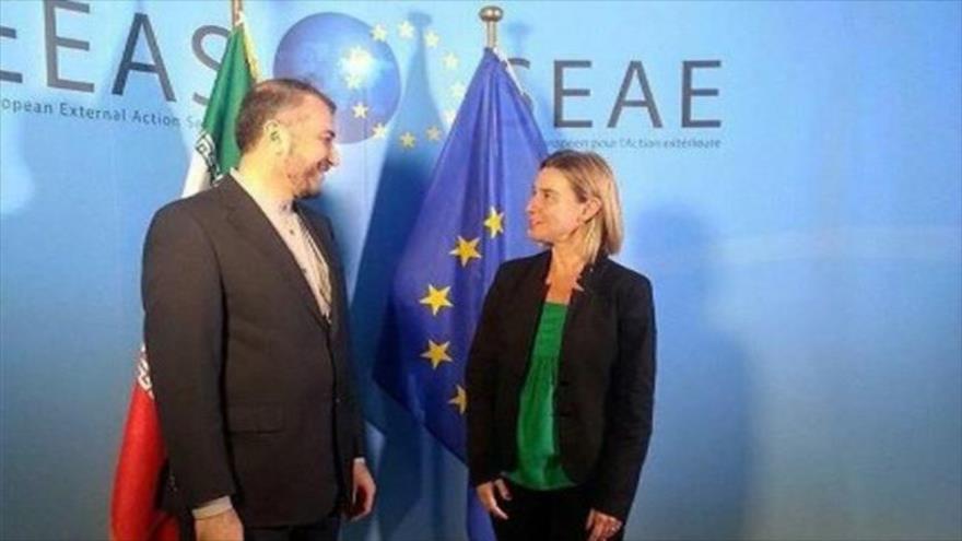 El vicecanciller iraní para Asuntos Árabes y Africanos, Husein Amir Abdolahian (izqda.), y la Alta Representante de la Política Exterior y de Seguridad Común de la Unión Europea (UE), Federica Mogherini