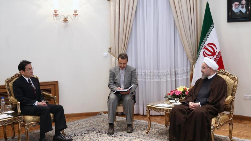 El presidente iraní, Hasan Rohani (dcha.), y el canciller japonés, Fumio Kishida (izqda.), durante un encuentro en Teherán, capital persa, 13 de octubre de 2015.