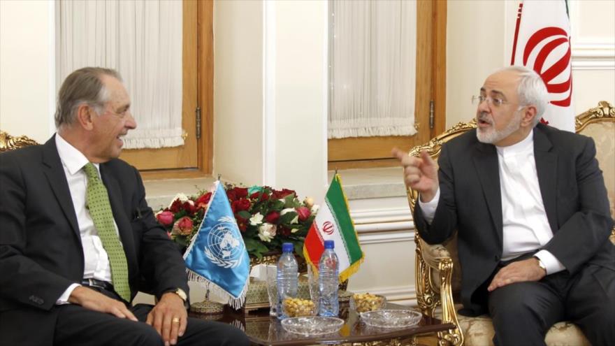 El canciller iraní, Mohamad Yavad Zarif, se reúne con el vicesecretario general de la Organización de las Naciones Unidas (ONU), Jan Eliasson, en Teherán, capital persa. 13 de octubre de 2015