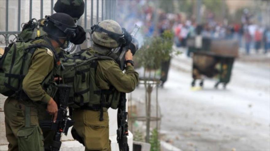 Fuerzas israelíes disparan contra los manifestantes palestinos en Cisjordania.