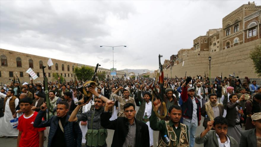 Miembros del movimiento popular Ansarolá durante una marcha contra la agresión saudí. 