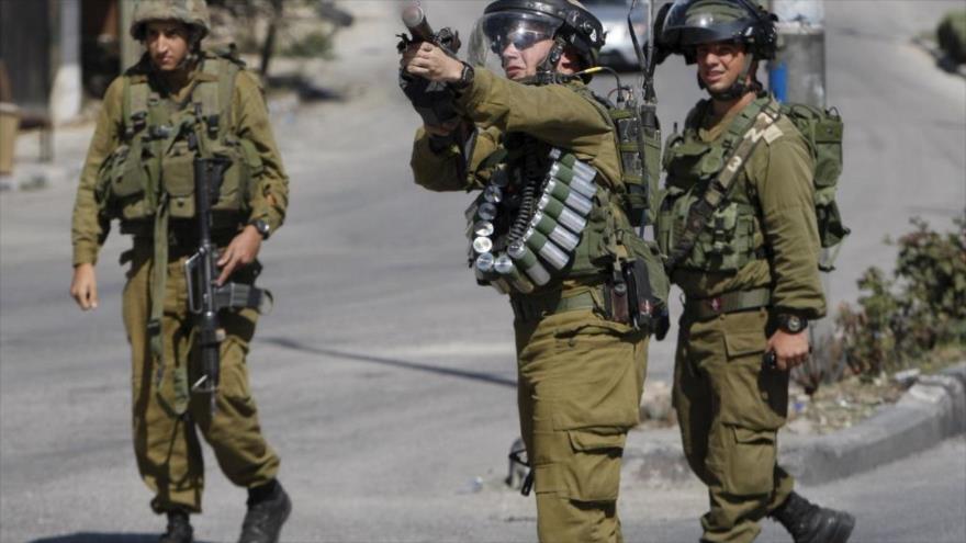 Soldados israelíes disparan contra manifestantes palestinos en Al-Quds.