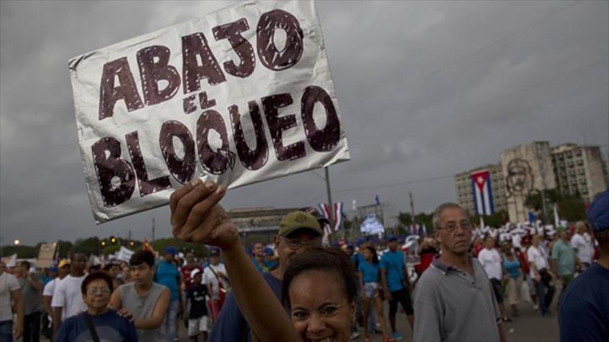 Ciudadanos cubanos piden fin del bloqueo de EEUU a su país.