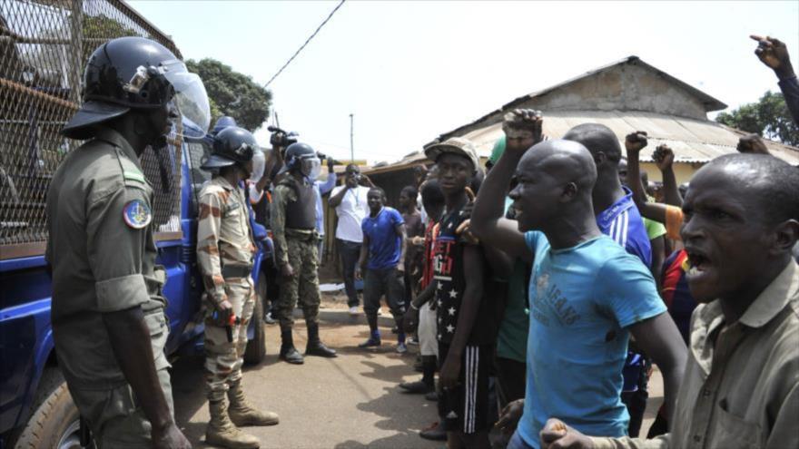 Policía se enfrenta a los manifestantes en Guinea-Conakry.