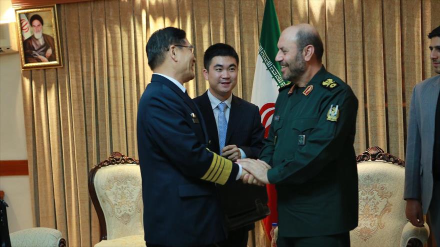 El ministro iraní de Defensa, el general de brigada Husein Dehqan saludando al jefe de Estado Mayor adjunto del Ejército Popular de Liberación (EPL) de China, el almirante Sun Jianguo. Teherán, capital de Irán. 14 de octubre de 2015 