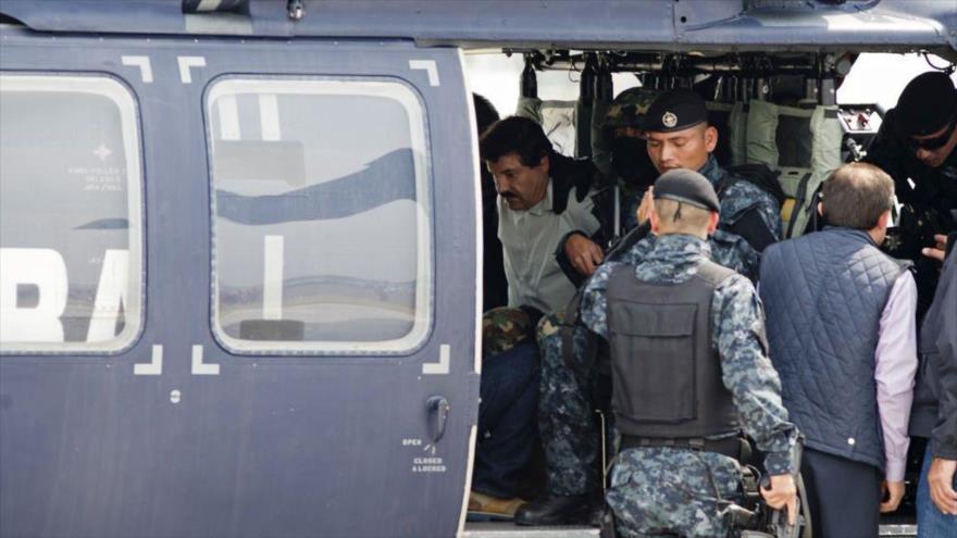 El Chapo es llevado en helicóptero al penal de máxima seguridad Altiplano tras su detención en febrero de 2014.