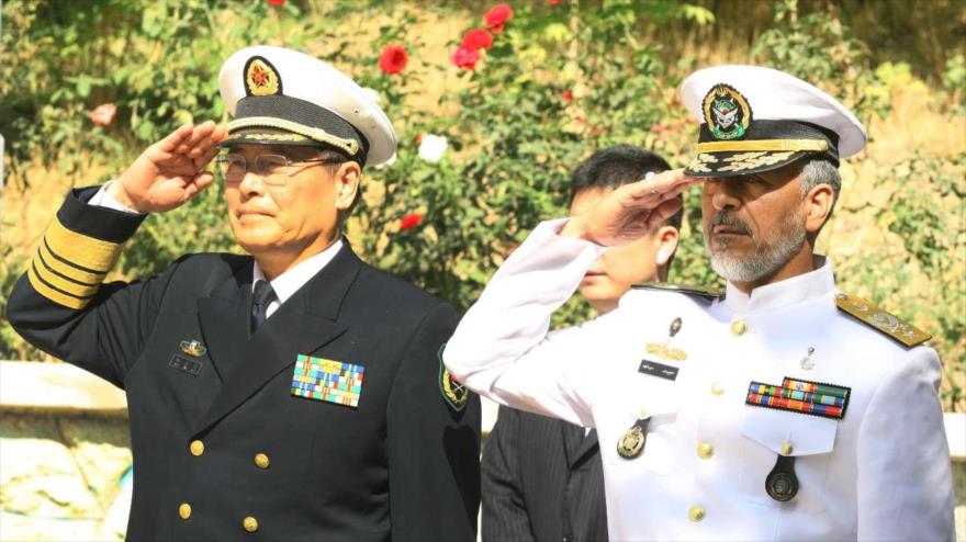 El comandante de la Fuerza Naval del Ejército iraní, el contralmirante Habibolá Sayari, y el jefe de Estado Mayor adjunto del Ejército Popular de Liberación (EPL) de China, el almirante Sun Jianguo, en la capitalina ciudad de Teherán. 14 de octubre de 2015