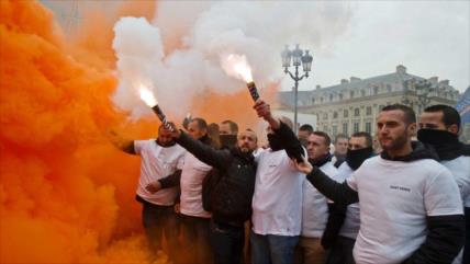 Policías franceses protestan contra condiciones laborales