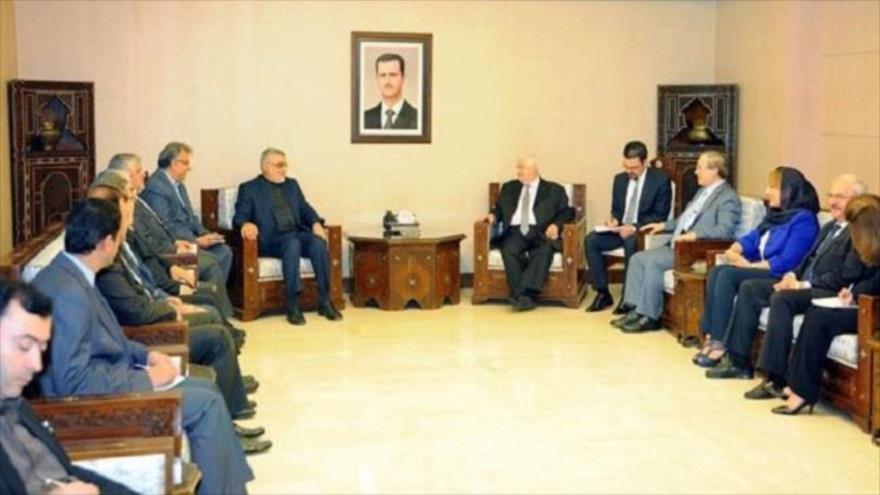 El presidente de la Comisión de Seguridad Nacional y Política Exterior del Parlamento iraní, Alaeddin Boruyerdi, reunido con el canciller sirio, Walid al-Moalem, en Damasco. 14 de octubre de 2015