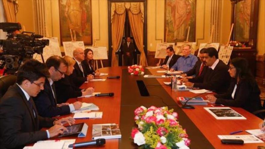 La reunión entre la delegación de las Naciones Unidas y los funcionarios venezolanos (dcha.), en el Palacio de Miraflores, en Caracas, la capital de Venezuela