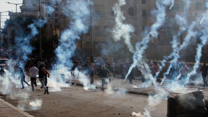 Fuerzas militares israelíes lanzan gases lacrimógenos contra manifestantes palestinos en la ciudad de Beit Lahm (Belén). 14 de octubre de 2015.