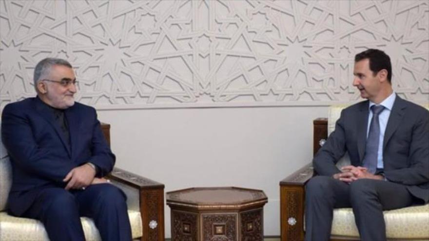 El presidente de la Comisión de Seguridad Nacional y Política Exterior del Parlamento iraní, Alaeddin Boruyerdi (izda), reunido con el presidente sirio, Bashar al-Asad en Damasco, capital siria. 15 de octubre de 2015