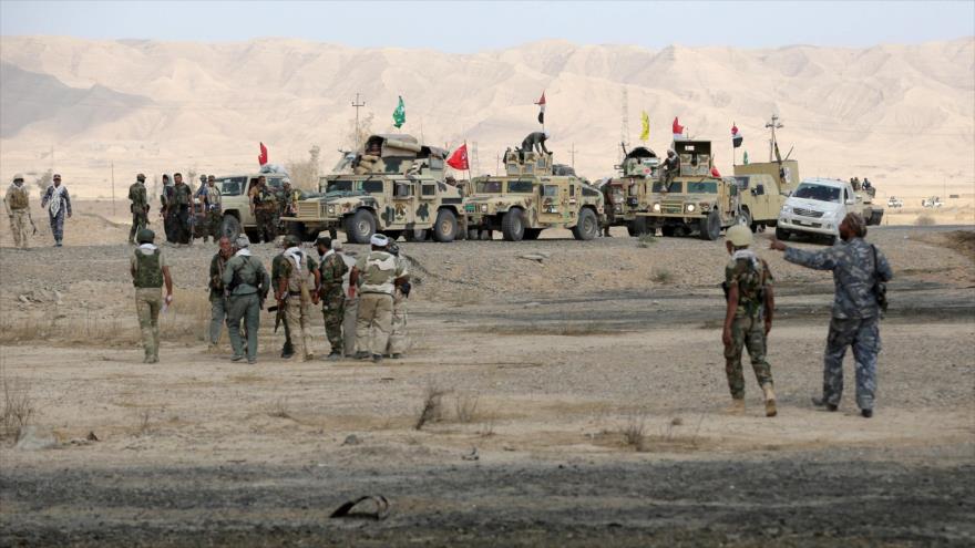 Soldados iraquíes y las fuerzas voluntarias desplegados cerca de Baiji, 15 de octubre de 2015.