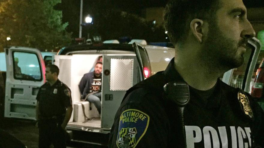 Las fuerzas policiales de Baltimore detienen a los manifestantes afroamericanos que rechazan el nombramiento interino de Kevin Davis como el Comisionado de Policía de Baltimore. 15 de octubre de 2015